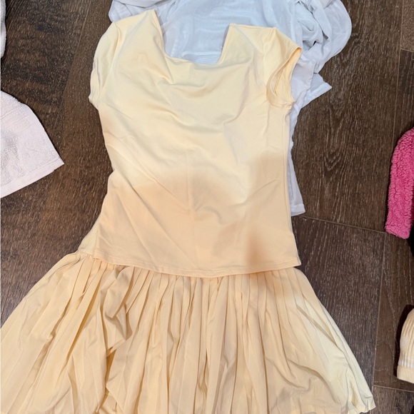 Alo butter yellow set top skirt socks & long sleeve xs/s